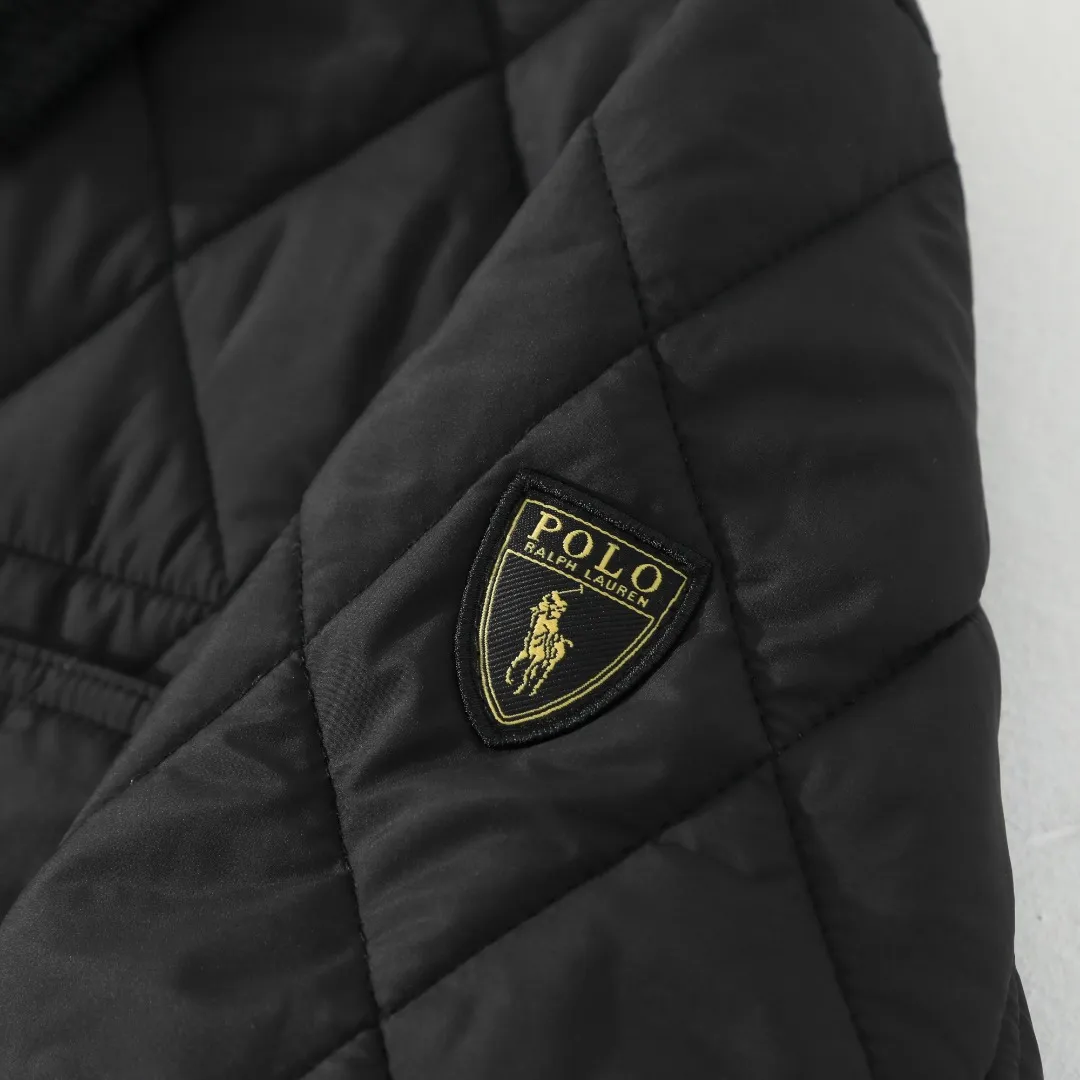 P370 #R50 Ralph Lauren/Ralph Lauren classic old money style workwear rhombus retro cotton jacket. Inspired by retro workwear, it reshapes the contemporary British style. Imported machine-pressed diamond quilting technology, every quilting line is accurately aligned, and the details are full of ingenuity; three-dimensional tailoring creates a neat H-shaped silhouette, and it can still remain light and straight when worn in multiple layers in autumn and winter. Customized metal buttons, low-key embellished textured corduroy lapel design, full of retro atmosphere, 37.5° temperature control black technology, breathable and moisture-proof, locks in temperature and sweat, waterproof and snow-proof fabric, no fear of bad weather, anti-run cotton patented technology, warm and soft, long-wearing without deformation, five high-end colors: navy | khaki | black | green | brown, easily suitable for commuting, leisure, and travel. Wearing one piece gives off a calm temperament of "old money style", and you can have both style and warmth in low-temperature weather.  Color: Navy blue, black, khaki, military green, brown Size: S M L